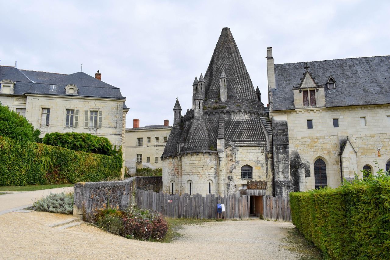 The Lioness Of Aquitaine: Eleanor's Unruly Reign Across Two Kingdoms - Medieval Period